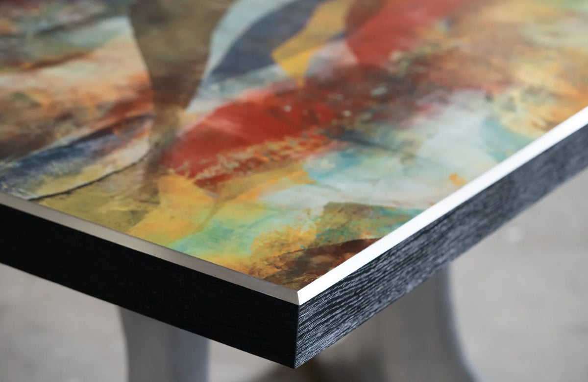 Glazed art stone table with a LUSTRO metal edge